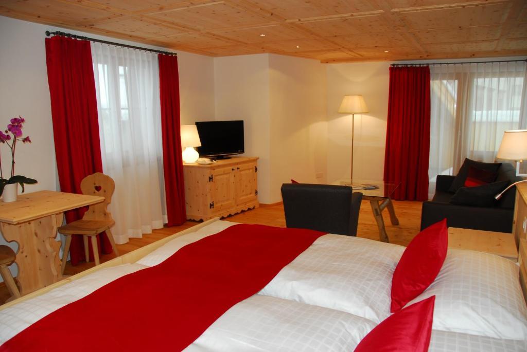Hotel Engiadina Скуоль Номер фото